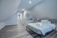 Musketeer Manor ~ 5 bedrooms & 4.5 baths off street parking & central location!! - Holiday bungalows
