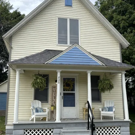 Sullivan Summer House - walk to downtown + beach