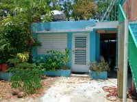 Room w/ba AC Wi-Fi in Esperanza Apt. 1 - 2 ดาว