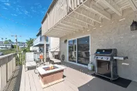 Lantern District Condo. Huge Private View Deck. All on One Level. Walk to Harbor