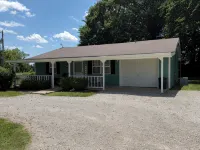 Cozy 2 Bedroom Country Cottage North of Parsons . Sleeps up to 5 people. - Wifi