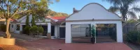 A Pousada Guesthouse - parkir