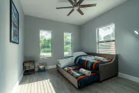 Newly Built in 2023! 2 hole Putt-Putt, Fire-Pit, Huge Fenced Backyard, Lake View