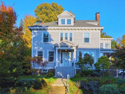 Centrally located, a Beautiful Landmark House for an ideal Family Getaway!