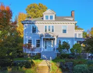 Centrally located, a Beautiful Landmark House for an ideal Family Getaway! - Wifi