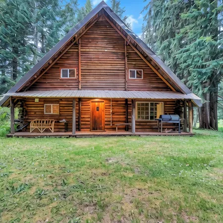 Log Cabin Near Mount Rainier, Sleeps 8, Fireplace and Fire Pit