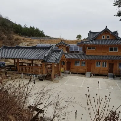 Sinseonbong Hanok Pension in Chungju Отели рядом с достопримечательностью «Храм Токчуса»