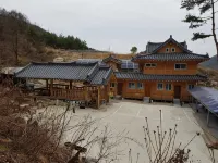 Sinseonbong Hanok Pension in Chungju - Pools