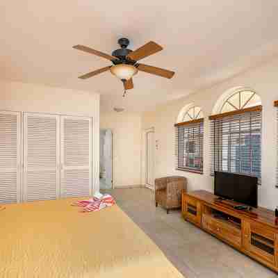 Tropical oceanfront villa, full AC, private pool, great diving and snorkeling Rooms