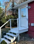 The Little Red Cottage - A cozy home steps away from private beach & wine trail. - Wifi