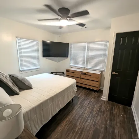 Adorable cottage, completely renovated, pet friendly