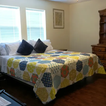Pristine Cape Cod on the Creek! 4 Large Bedrooms - 6 Guests