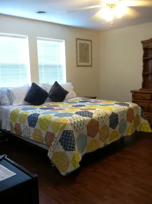 Pristine Cape Cod on the Creek! 4 Large Bedrooms - 6 Guests