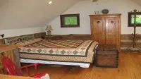 Vintage River Cabin, Log, Riverfront, Fireplace, dock, hottub, skylights, CHARM - 3-Star