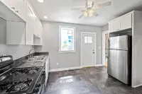 Adorable West Side Cottage with Onsite Laundry, Free Parking
