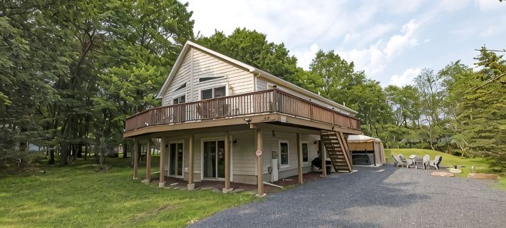 5 Bedrooms,Linens&Hot-Tub Lake Kayak Golf & SplitRock ! Hotels in Penn Forest Township