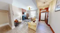 Entire Big Home Close to Events-2 Family Rooms-Kid Friendly-PrivatePatio&Firepit - บังกะโล