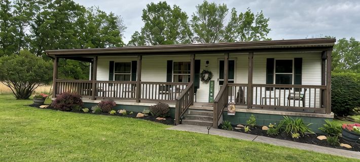 Grassy Meadow Getaway - HOT TUB! Hotels in Nicholas County