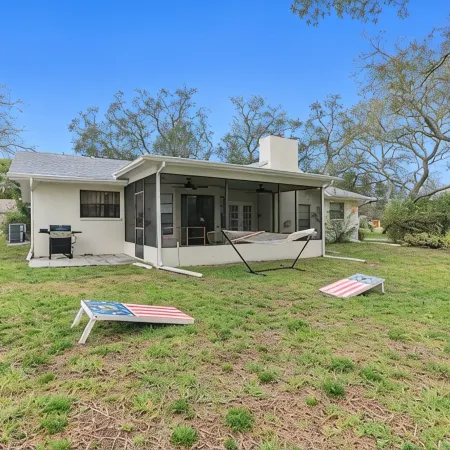 Leafy Lodge, Near Springs, Beach, Hot Tub, Fenced