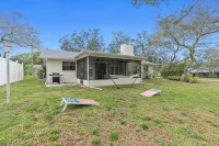 Leafy Lodge, Near Springs, Beach, Hot Tub, Fenced