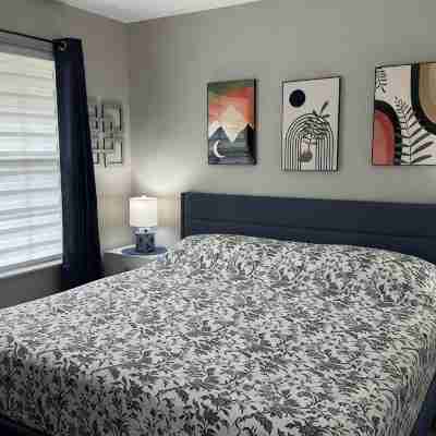 BEAUTIFUL FULLY REMODELED WALK-IN 1 BEDROOM CONDO WITH FULL KITCHEN Rooms