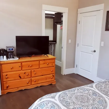 Cozy, Bright, Private Room Отели в г. Кокуитлам