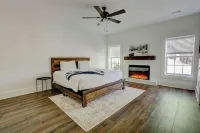 Lakefront Treehouse w/ Dock · 2 King Suites · Sleeps 12 โรงแรมใน