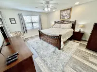 Lissa's Retreat- 4 BDRM 3 BA Sleeps 12! Indoor Pool, Gym, Fishing, Golf, & Park - 부티크