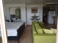 Tropical Gem! Watch Jets Fly into Airport+Ocean Beach+Garden Views+Many Perks!!! - Wifi