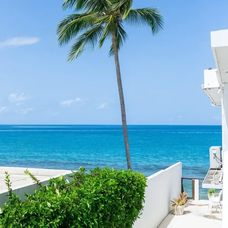 Roadside Apartment of Beachfront Property! AC & WiFi