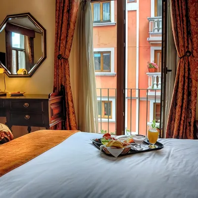 Real Audiencia Hotels near La Ronda