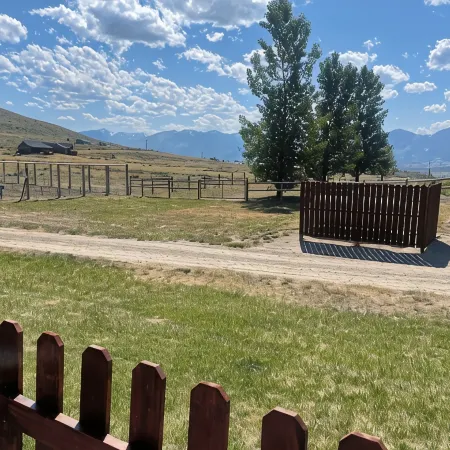 Apartment on Private Small Ranch - Sapphire Mtns