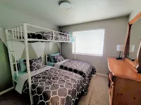 Amazing 3 Bedrooms / 2 Bathrooms home with PRIVATE HOT TUB!!! - Homestays