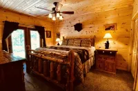 Ozark Legends Lodge- Lg Game Rm, Private Hot tub; 1 Mile to Thunder Ridge - Chalets