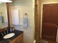 Private cabin on 10 acre lake, 4.5 miles from Boerne - 4성급
