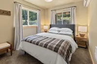 Secluded 4-bedroom Cabin Retreat with Game Room, AC, Hot Tub and Amazing View