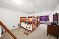 Forest Retreat - Sleeps 30 - 2 Minutes from Boat Launch - balcony
