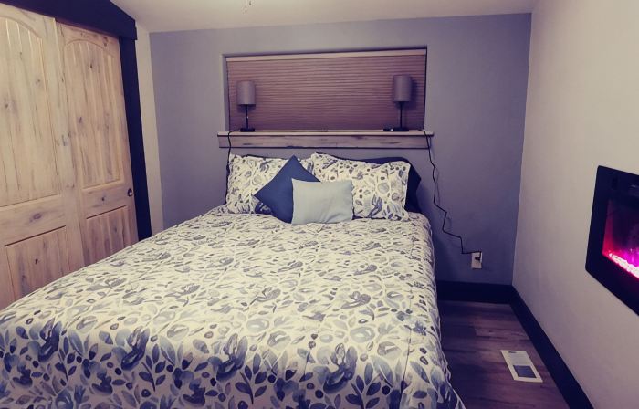 4 Bedroom/3 Bath Upper Level Remodeled Shop, in town, fully loaded for up to 12!
