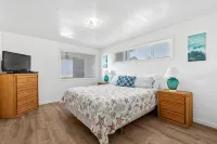 Coastal Cove Beach Bungalow! Beach Walks, Whale Watching, Agatha Hunting & More! - Beach