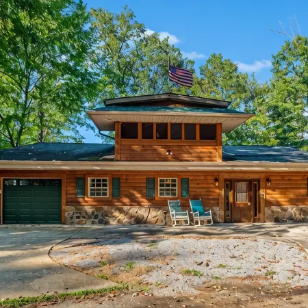 Lakeside Pet Friendly Cabin w/ Hot tub Game Rm Fireplace Elec Vehicle Charger