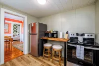 King Bed, Pet Friendly, Main Floor, Walk Downtown - Apartemen