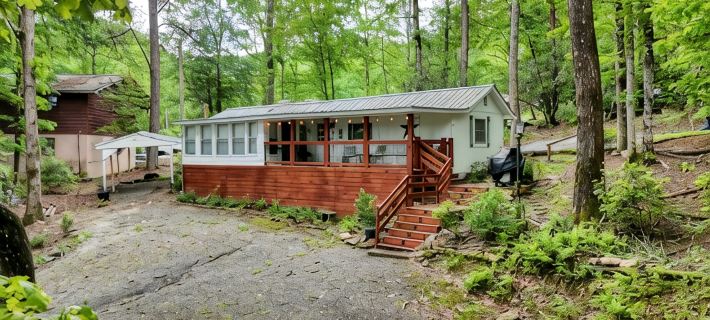 Cozy Country Cottage Just Minutes to Lake Chatuge and 15 Miles from Helen Hotels in Towns County