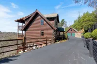 Close to Everything! Tubing, Hiking, Downtown, and a Gorgeous Mountain View. - 4 tähden