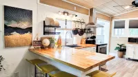 Boho, Plant-Filled Home w/ Wood + Leather Touches, 3 Beds, 2 Baths, Super Clean. - 4 estrellas