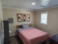 One bedroom cabin with an extra loft sleeping space minutes from the Frio River! - Feriehus