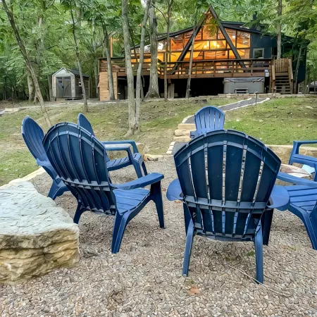 FLAT, Lakefront chalet; Hottub, Playground, Firepit, Wifi, and more!