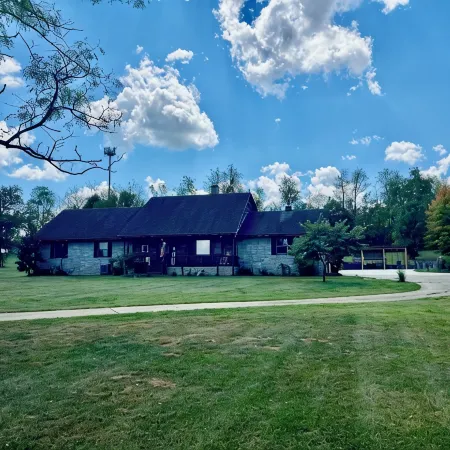Spacious Family Lodge: Solar Pool, Hot Tub, Bikes, Fire Pit & EV Charger.