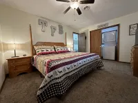 Cozy Pigeon Forge Cabin Near Parkway: Hot Tub, Mountain Views & Pet Friendly! - Farmhouses