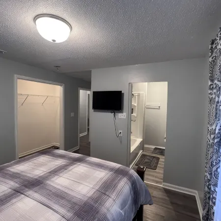 Cool and Calm 4bd 4ba close to all amenities in the city,
