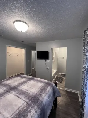 Cool and Calm 4bd  4ba close to all amenities in the city, - 3-Star